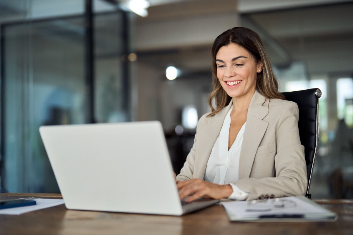 A recolocação profissional não é apenas sobre conseguir um novo emprego (Imagem: insta_photos | Shutterstock)