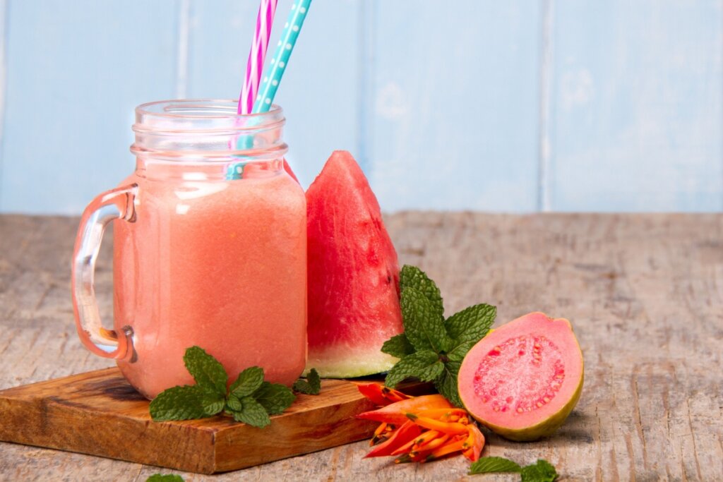 Suco de goiaba com melancia rico em vitamina C (Imagem: JaniceDiaz | Shutterstock)