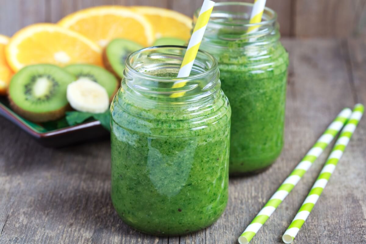 Suco de laranja com espinafre (Imagem: Fiery Phoenix | Shutterstock)