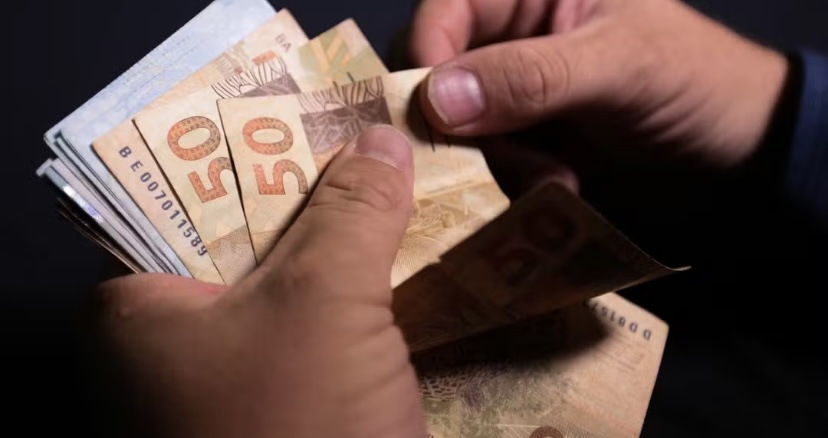 Esses recursos podem estar vinculados a contas bancárias encerradas, consórcios, tarifas cobradas indevidamente ou outros serviços financeiros