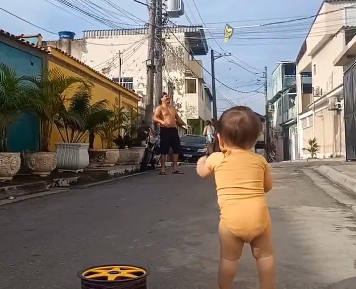 Imagem - Com apenas 1 ano e 2 meses, bebê surpreende ao empinar pipa sozinho; assista