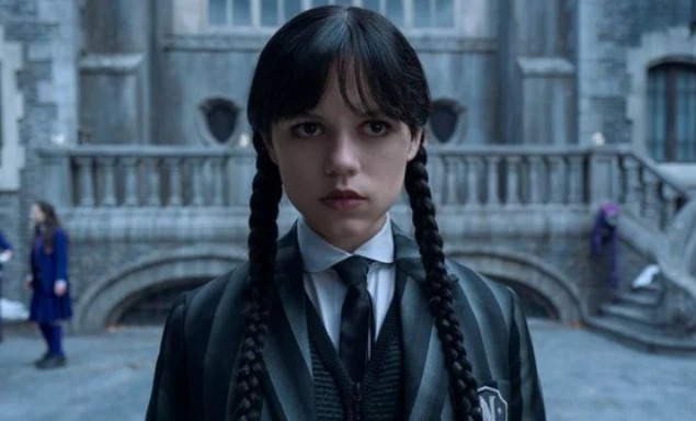 Wandinha é vivida por vivida por Jenna Ortega.