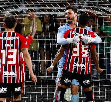 Imagem - Rafael defende pênalti e São Paulo empata com o Atlético Nacional pela Libertadores