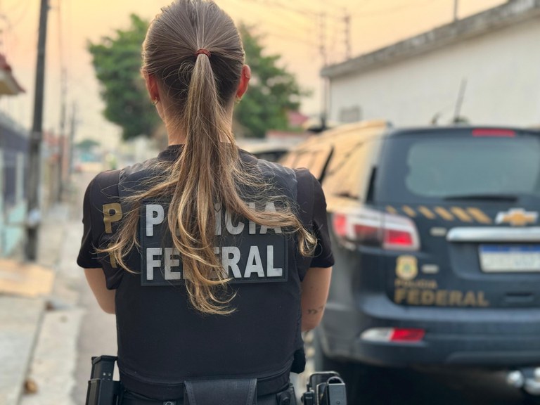 A investigação apontou que as fraudes começaram em 2018, com a concessão indevida de benefícios assistenciais e previdenciários por meio da inserção de dados falsos nos sistemas informatizados da Caixa Econômica Federal.