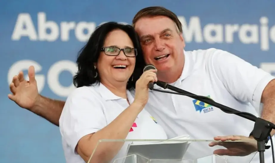 Damares e Bolsonaro em evento do Governo Federal, durante o governo Bolsonaro.