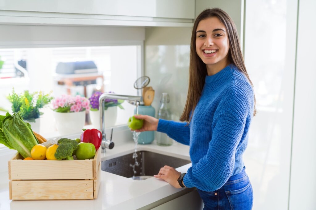 A conscientização sobre a prevenção à hepatite, como lavar bem os alimentos consumidos, é essencial para a saúde da população (Imagem: Krakenimages.com | Shutterstock)