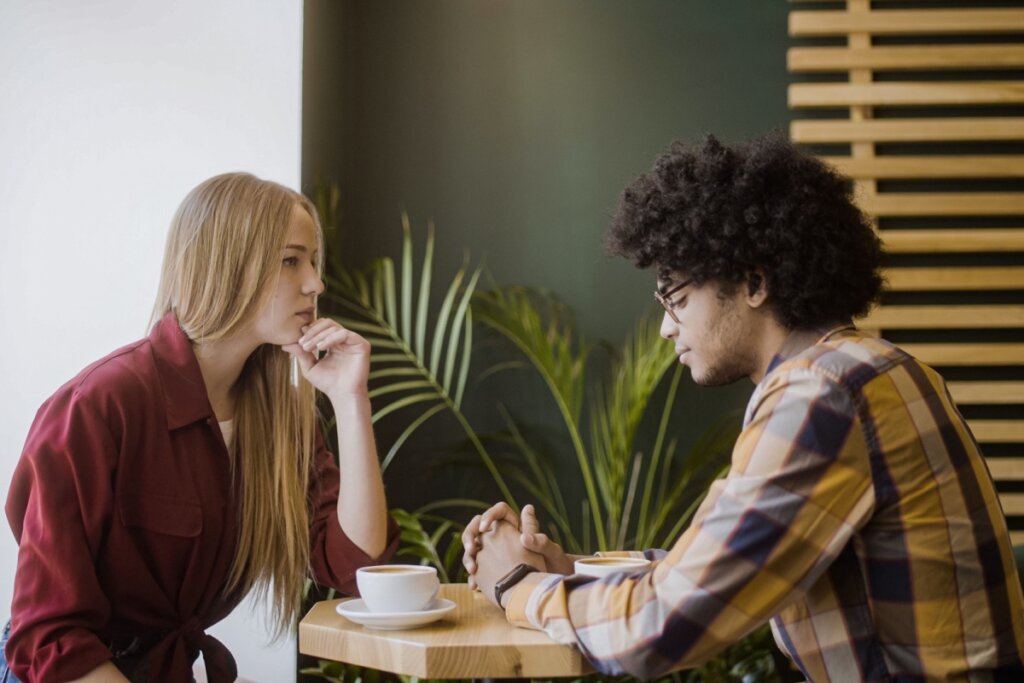 É preciso respeitar o espaço da pessoa com a Síndrome de Tourette e, antes de demonstrar apoio, perguntar a ela se pode oferecer contato físico (Imagem: SynthEx | Shutterstock)