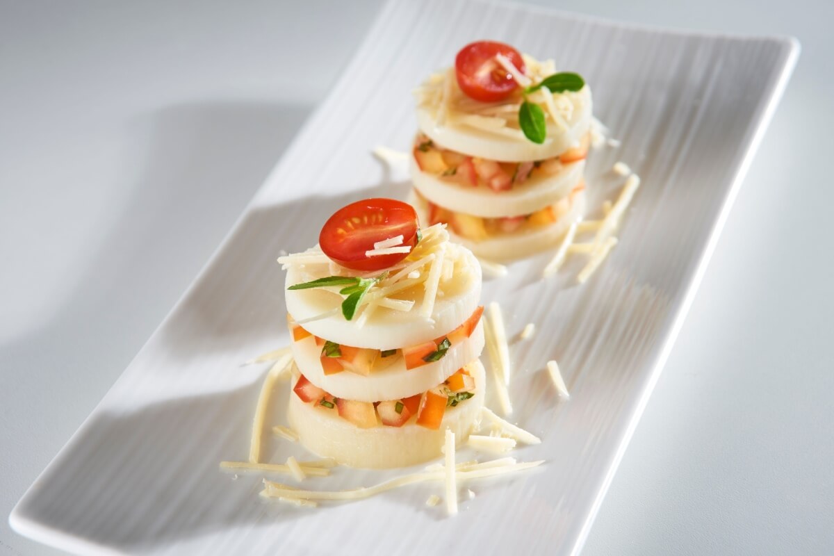 Palmito com tomate e queijo parmesão (Imagem: dioimagens | Shutterstock)