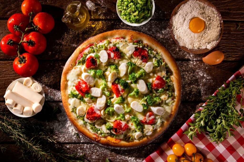 Pizza de palmito com brócolis e tomate (Imagem: Paulo Vilela | Shutterstock)