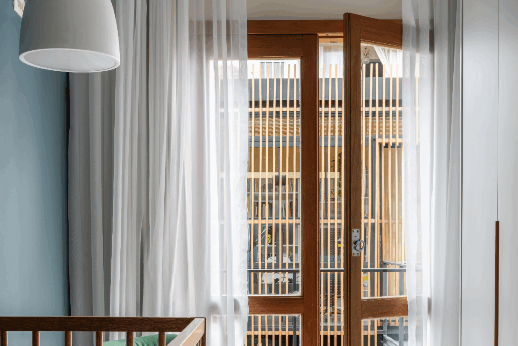 Reformar é uma ótima opção quando é possível preservar portas e outros elementos originais do imóvel (Projeto: Atelier Paulo Tripoloni | Imagem:  Adriano Escanhuela) 
