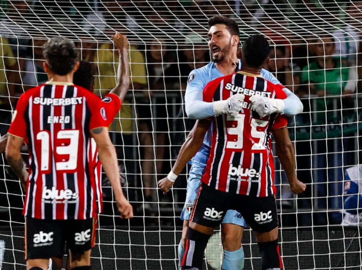 Imagem - Rafael defende pênalti e São Paulo empata com o Atlético Nacional pela Libertadores