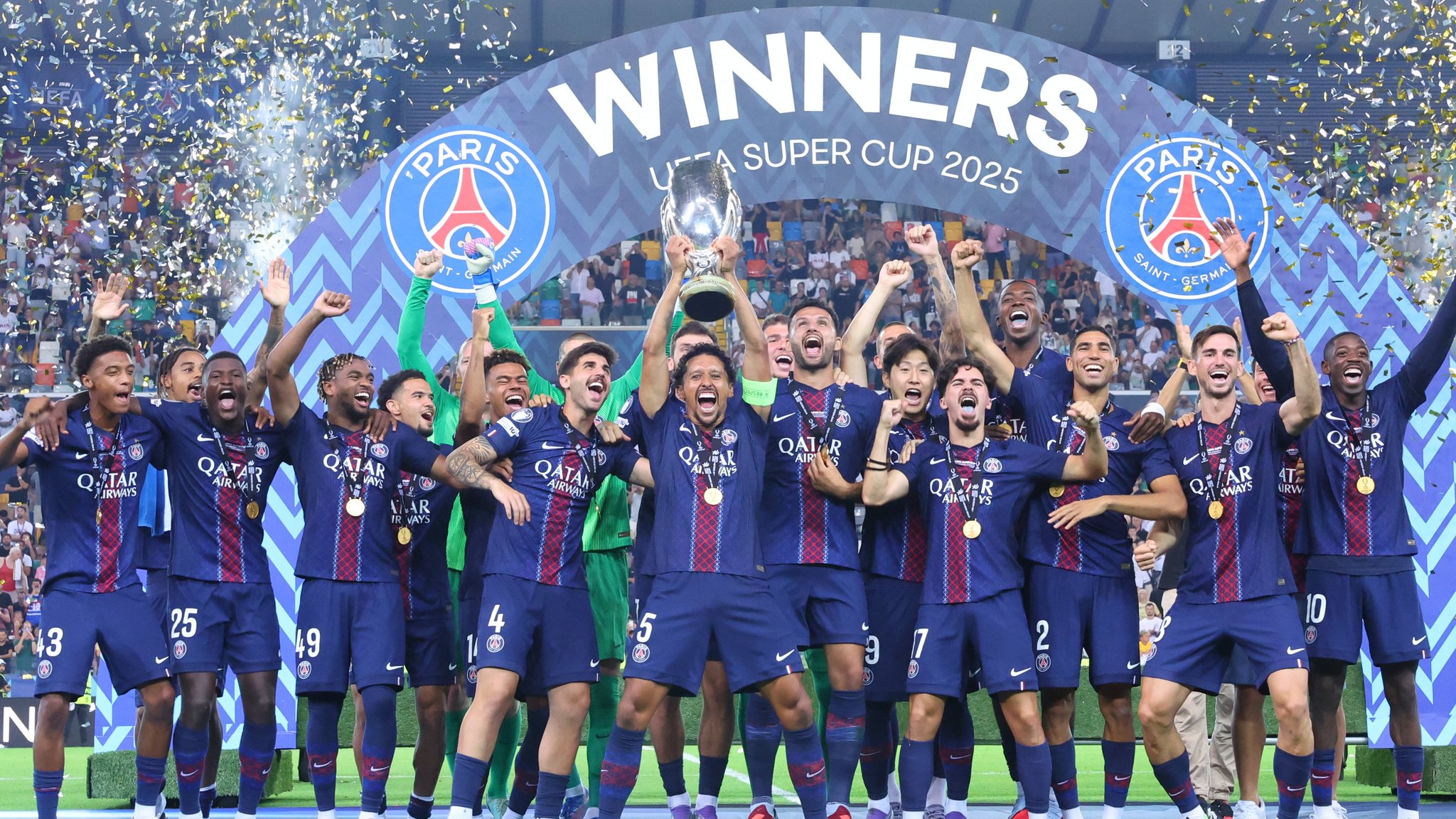 Time francês começa a temporada levantando taça -