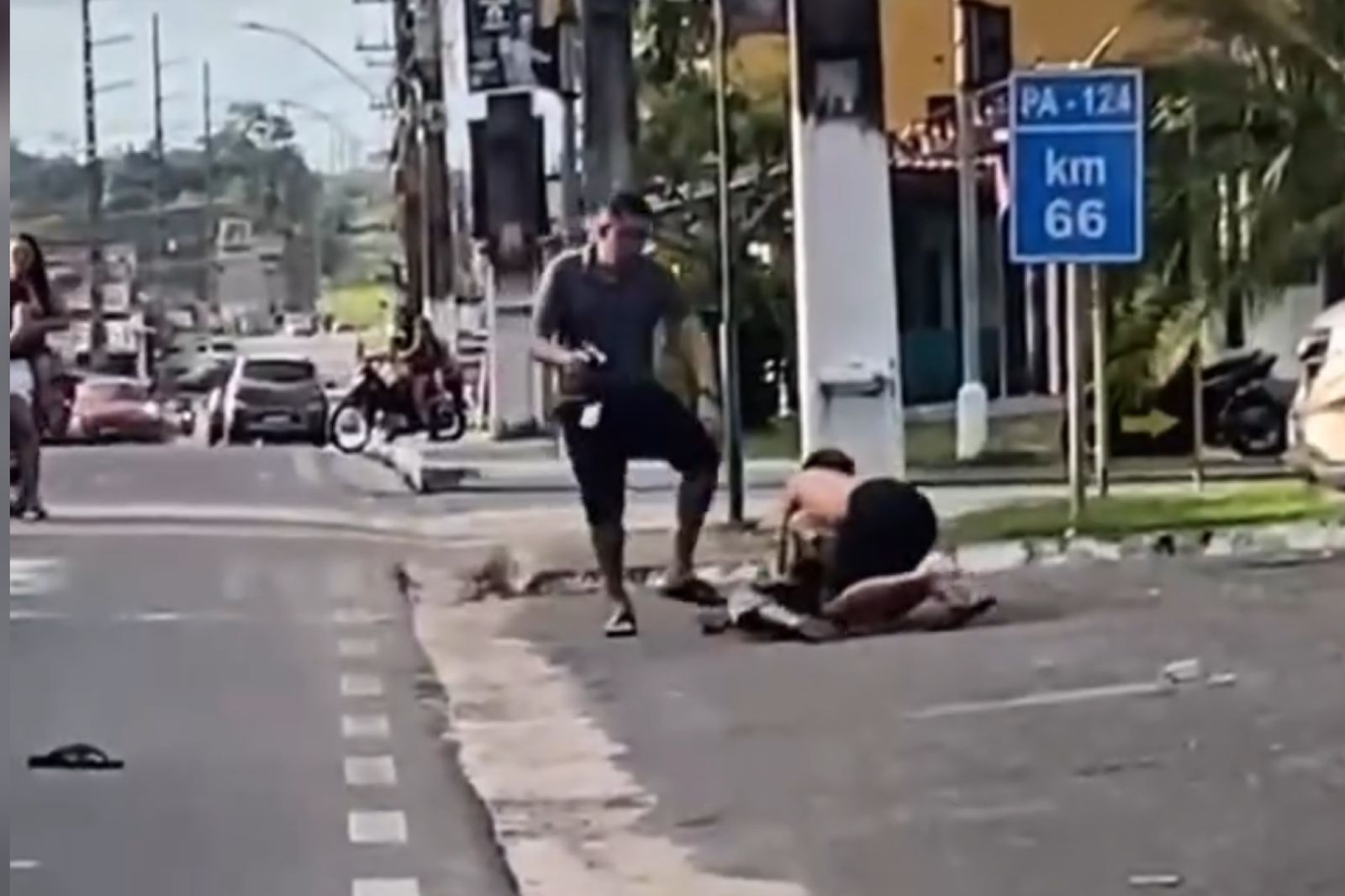 Uma briga quase terminou em tragédia na Avenida João Paulo II, em Capanema.
