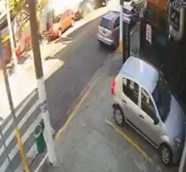 Imagem - Vídeo: caminhonete voa e bate 10 carros após motorista perder o controle