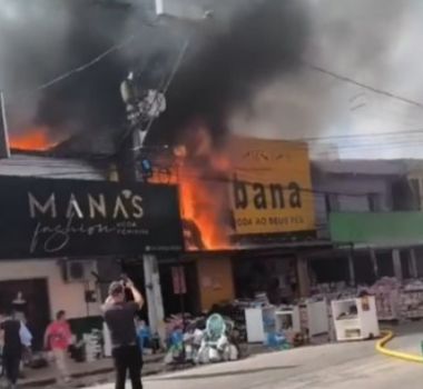 Imagem - Incêndio em sapataria de Ananindeua atinge casa e idosa é retirada às pressas