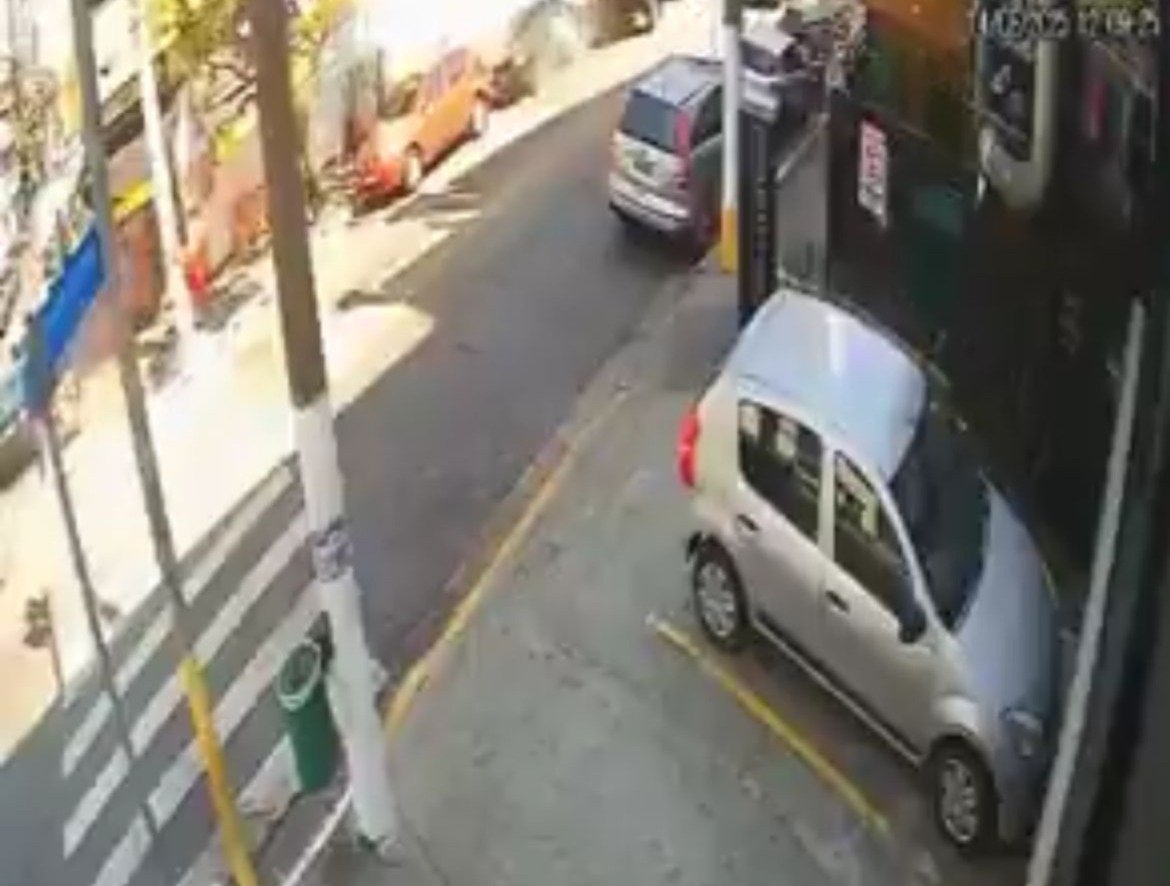 Imagem - Vídeo: caminhonete voa e bate 10 carros após motorista perder o controle