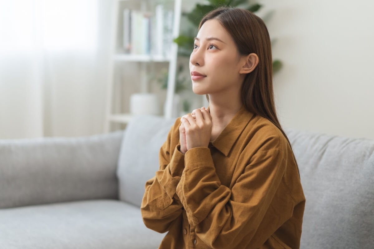 Contar com um momento de conexão espiritual ajuda a organizar os pensamentos e a recuperar o equilíbrio (Imagem: Kmpzzz | Shutterstock)