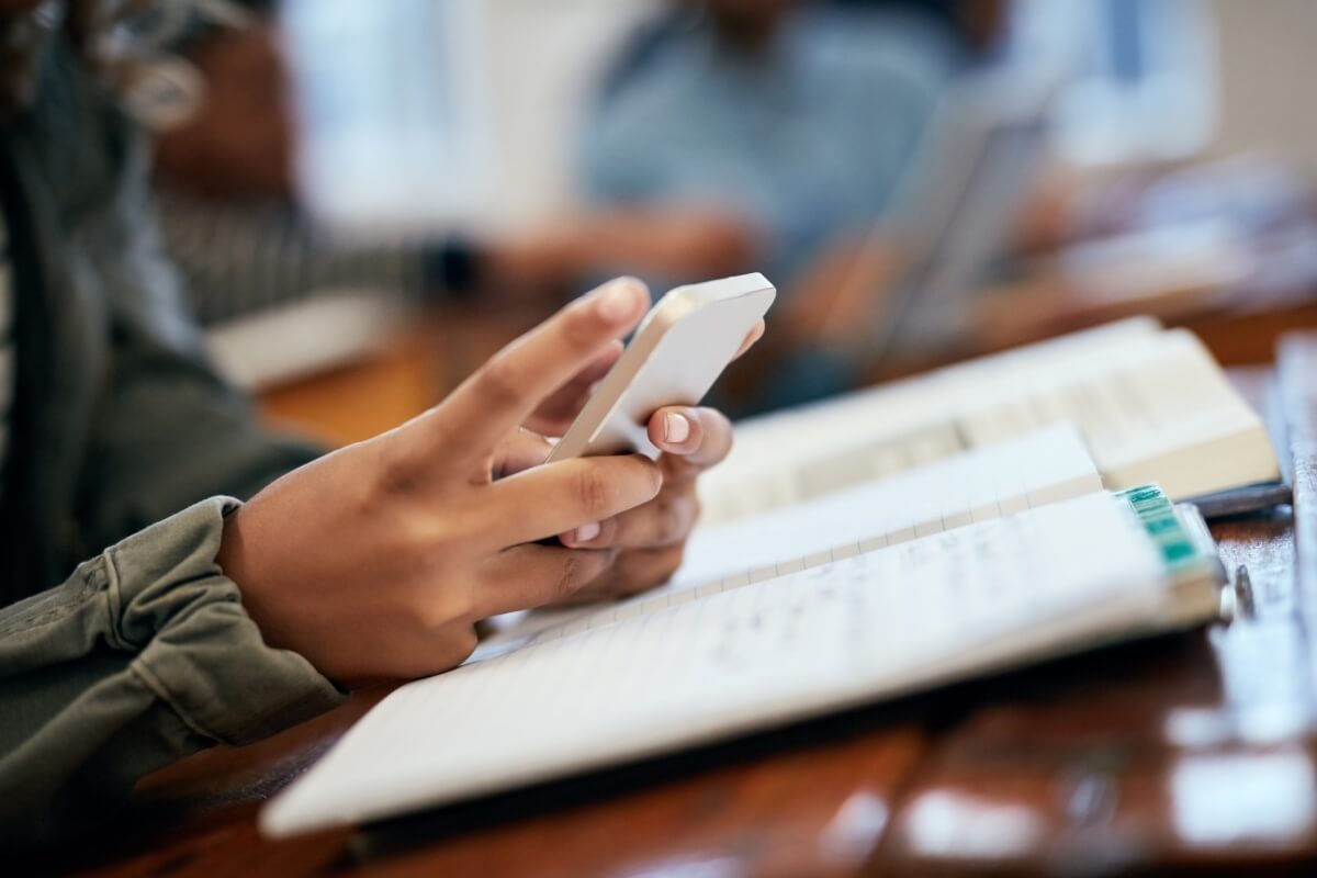 Definir horários específicos para usar as redes sociais ajuda a manter a concentração (Imagem: PeopleImages.com &#8211; Yuri A | Shutterstock)