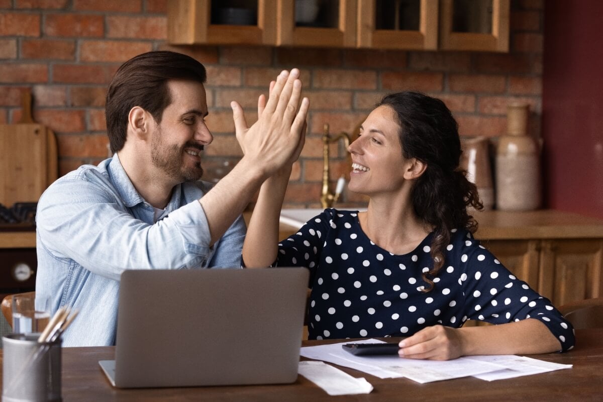 É possível limpar o nome e reorganizar a vida financeira seguindo um plano estruturado (Imagem: fizkes | Shutterstock)