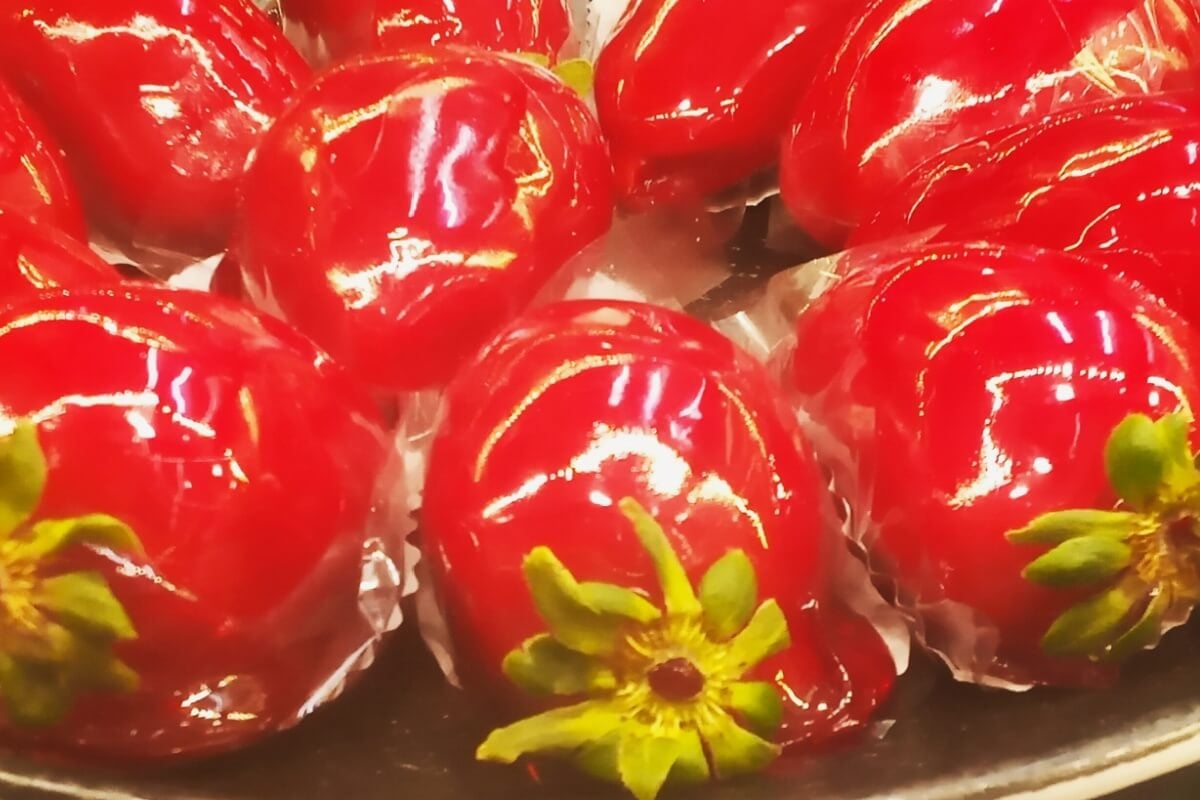 Higienizar a fruta antes de fazer morango do amor evita contaminação e riscos à saúde (Imagem: Divulgação | Elemara Duarte)