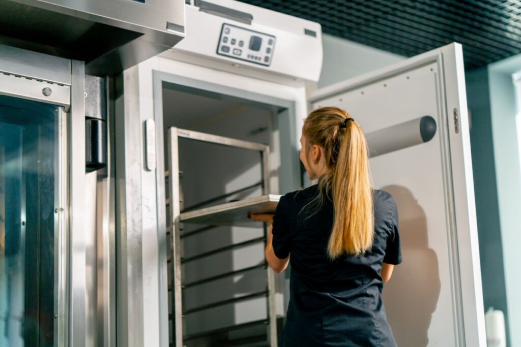 Os doces devem ser refrigerados a 5ºC e a temperatura deve ser mantida durante o transporte para o cliente (Imagem: guys_who_shoot | Shutterstock)