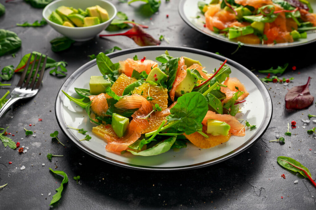Salada de salmão com abacate (Imagem: DronG |  Shutterstock)