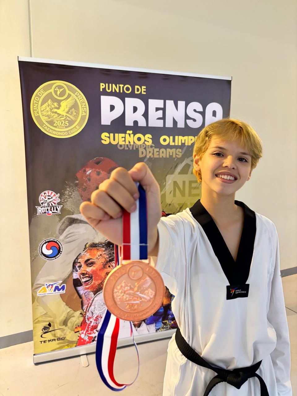 Isadora dos Anjos com a medalha de bronze -