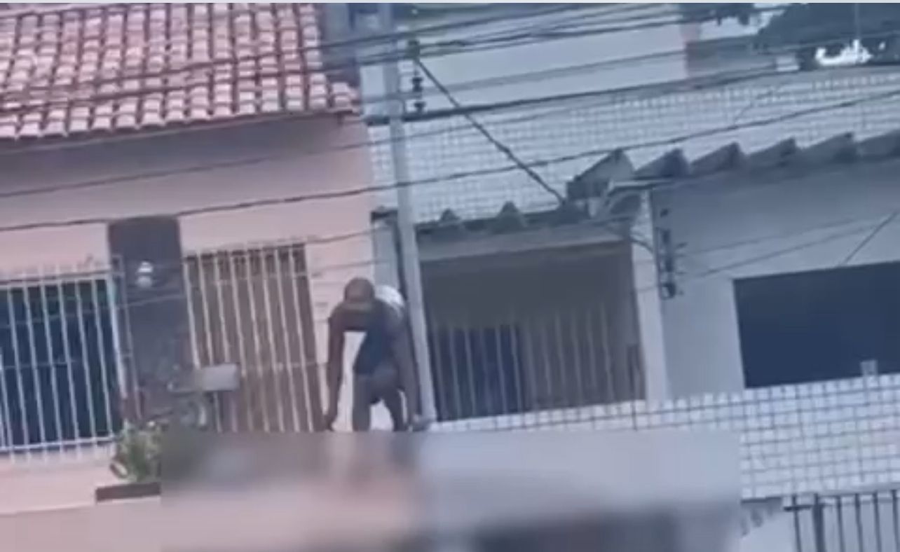 Imagem - Vídeo: homem é flagrado furtando cabos em residência no Umarizal, em Belém