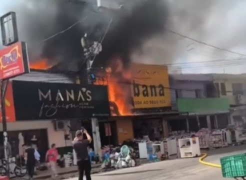 Uma idosa foi retirada às pressas de casa atingida por incêndio em uma loja em Ananindeua.