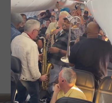 Imagem - Grupo de jazz transforma atraso de voo em momento descontraído dentro de avião; assista