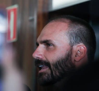 Imagem - Motta envia pedido para cassar Eduardo Bolsonaro ao Conselho de Ética