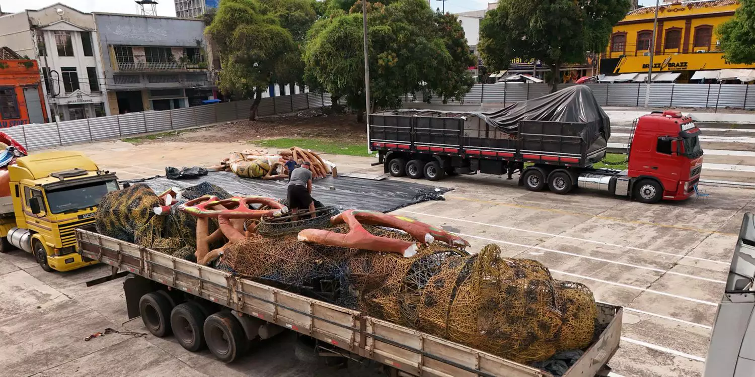 As estruturas, que encantaram milhões na Marquês de Sapucaí e tiveram repercussão internacional, estão sendo montadas no coração da cidade

