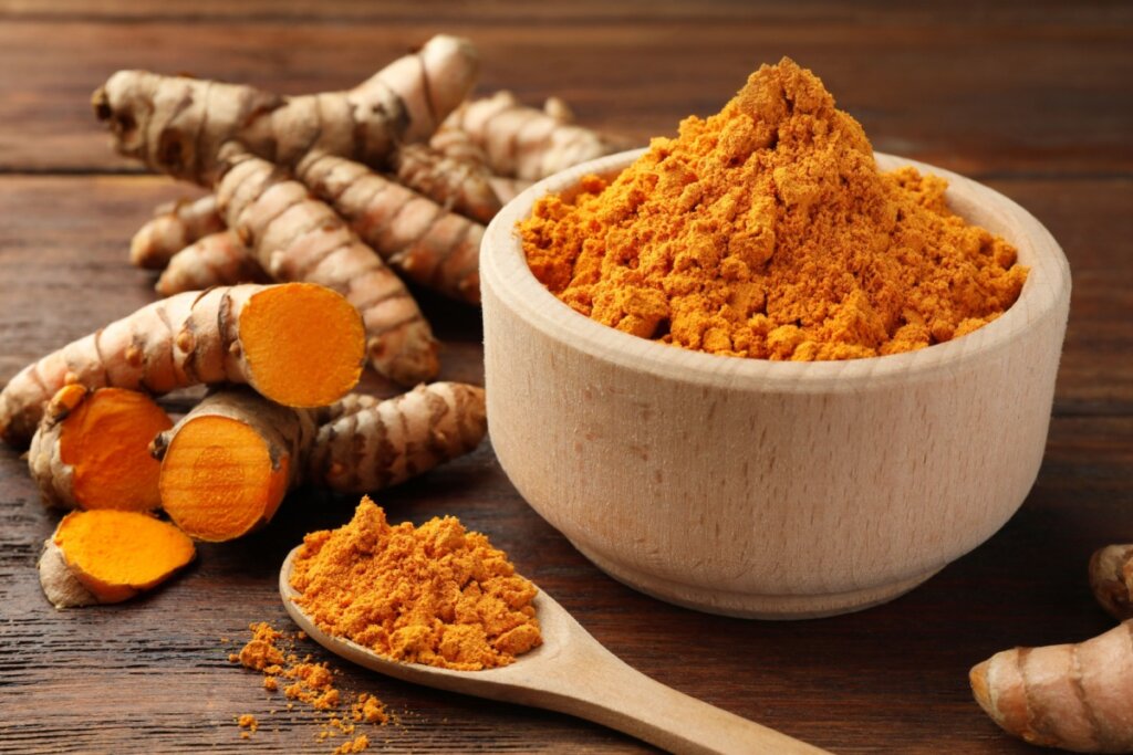 A cúrcuma pode ser aproveitada no café da manhã, oferecendo um começo de dia com propriedades anti-inflamatórias e antioxidantes (Imagem: New Africa | Shutterstock)