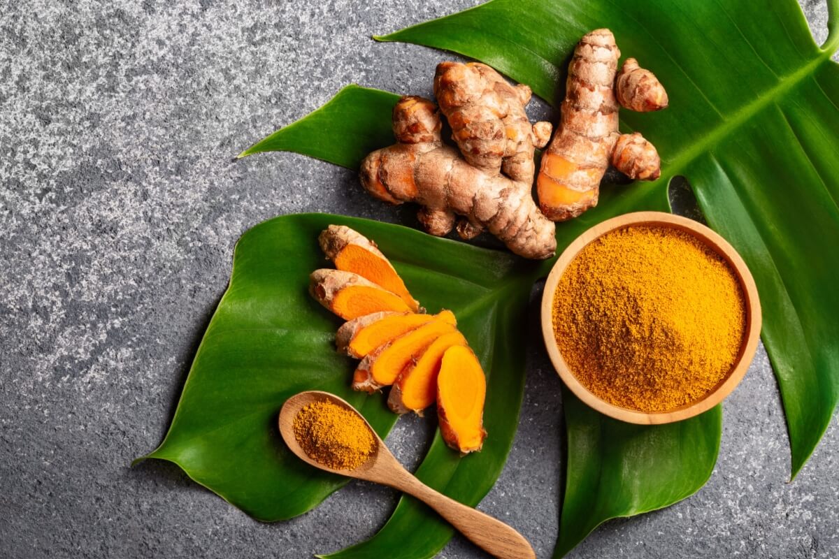 A cúrcuma, rica em curcumina, oferece propriedades antioxidantes e anti-inflamatórias (Imagem: Rostovtsevayu | Shutterstock)