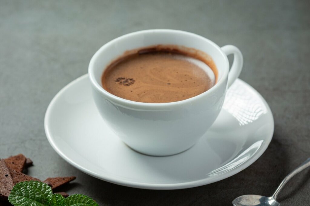 Chocolate quente proteico (Imagem: jcomp | Freepik)