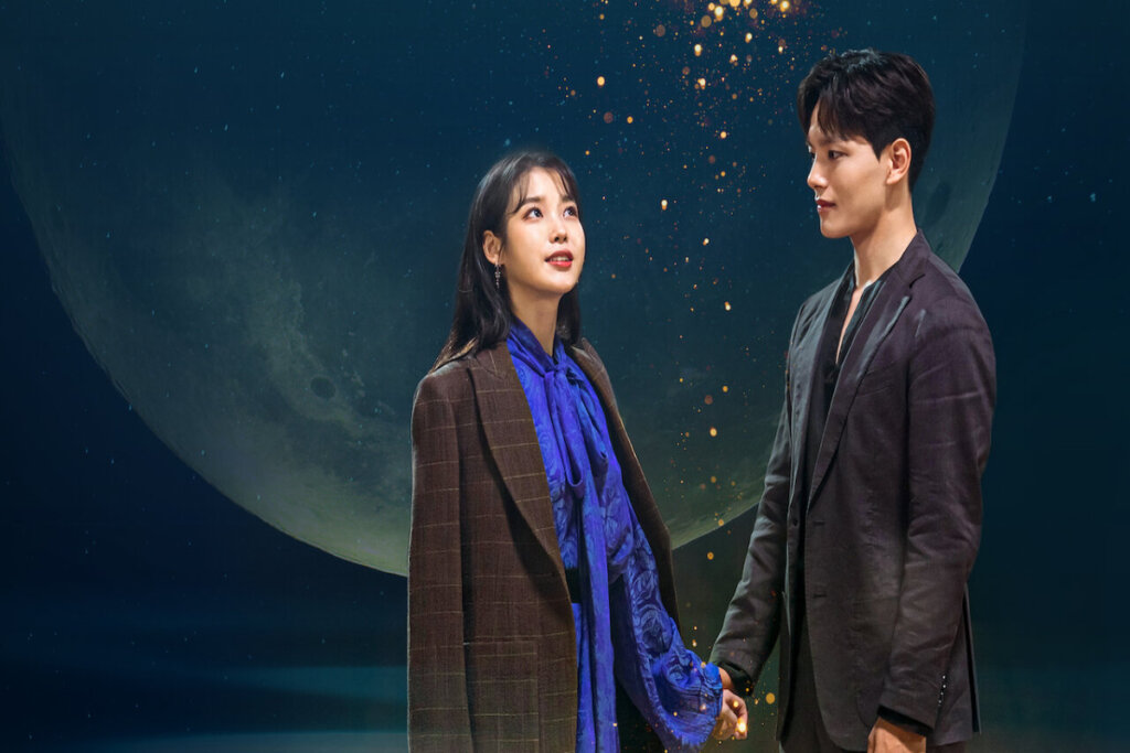 Em &#8220;Hotel Del Luna&#8221;, um hotel sobrenatural para fantasmas é gerido por uma mulher amaldiçoada (Imagem: Reprodução digital | Netflix)