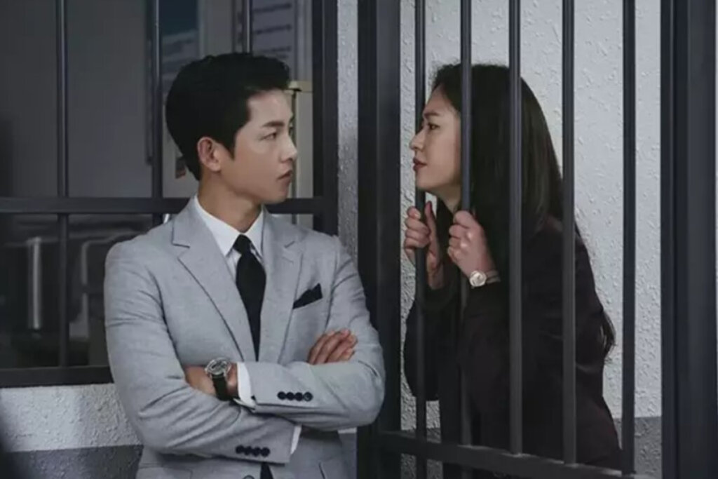 Em &#8220;Vincenzo&#8221;, um advogado mafioso retorna à Coreia para lutar contra um poderoso conglomerado (Imagem: Reprodução digital | TvN e Netflix)