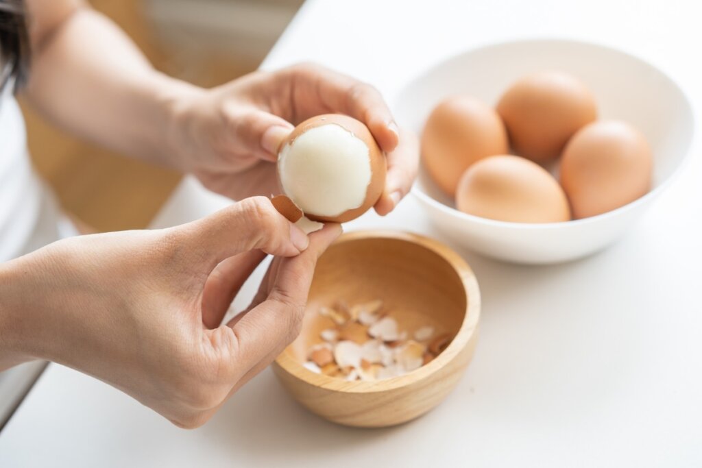 Os ovos contêm zinco, mineral que auxilia na absorção de vitamina A e protege a mácula (Imagem: Kmpzzz | Shutterstock)