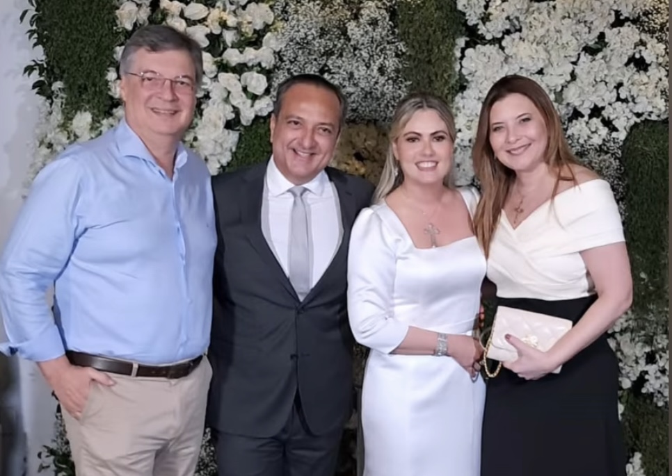 Fábio e Carol com os amigos, João de Deus e Karla Lobato