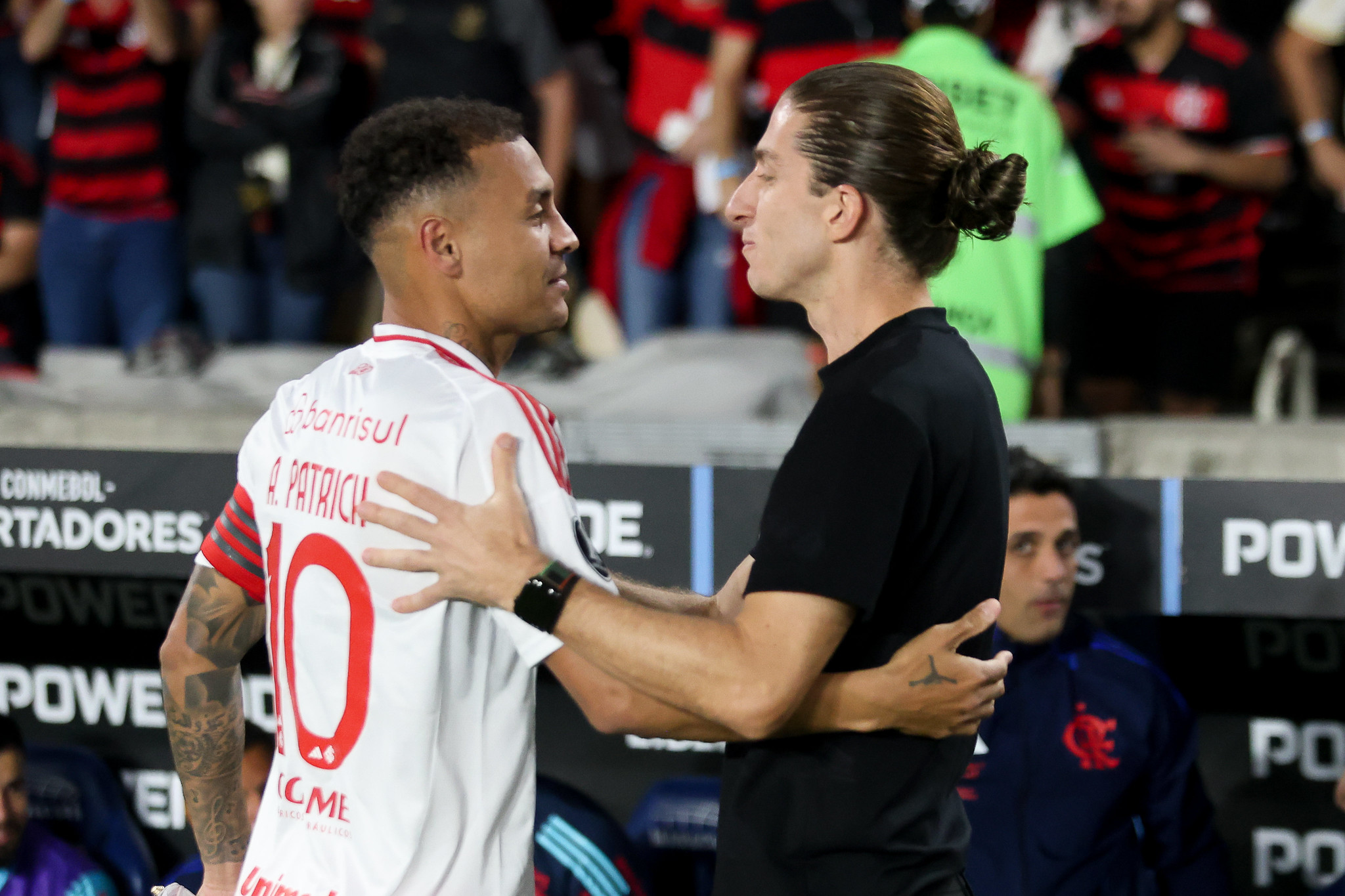 Filipe Luís e Alan Patrick em jogo da Libertadores entre Flamengo e Internacional