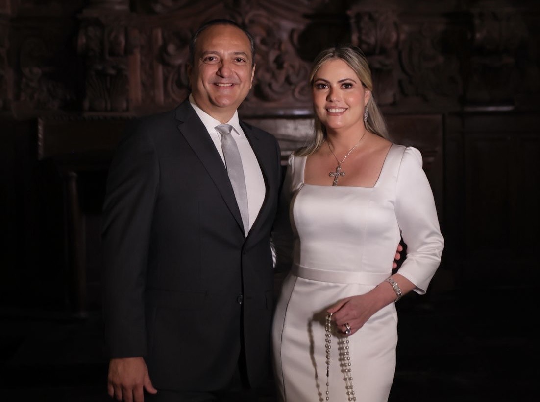 O casal Fábio e Carolina Profeti comemorou Bodas de Prata