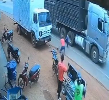 Imagem - Vídeo: criança é salva por homem após quase ser atropelada por caminhão no Pará