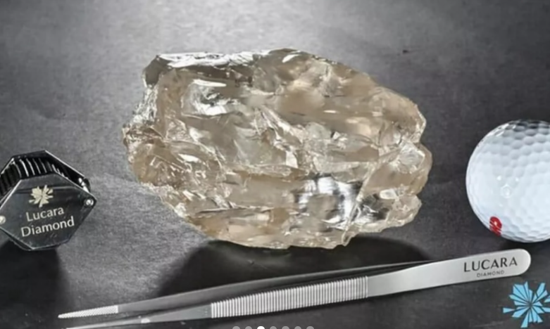 Diamante bruto de surpreendentes 2.492 quilates, cerca de 500 gramas, foi desenterrado recentemente na Botsuana. 