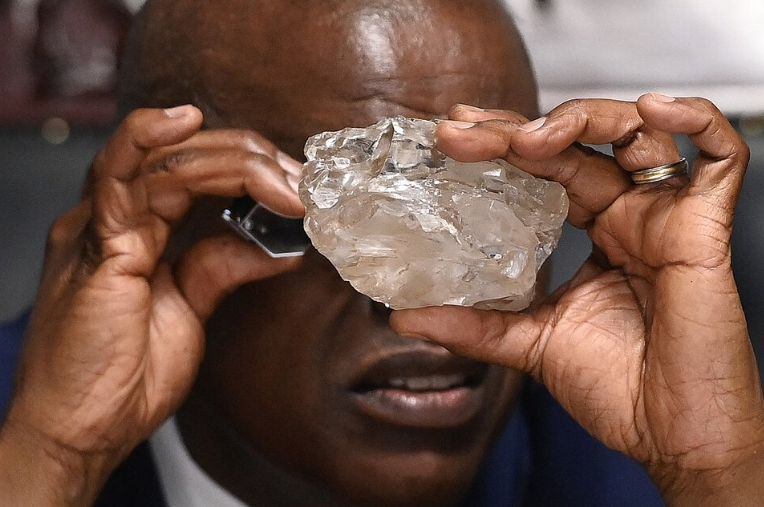 Diamante bruto de surpreendentes 2.492 quilates, cerca de 500 gramas, foi desenterrado recentemente na Botsuana. 