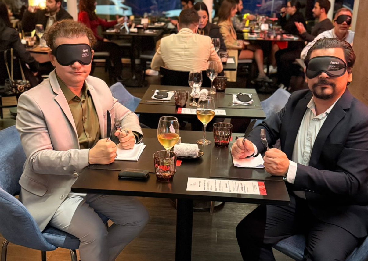 O endócrino Rubens Tofolo Jr e o nutricionista Rui Tofolo participaram, em São Paulo, do Dining in the Dark: Blind Dinner