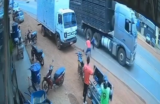 Por pouco uma criança não foi atropelada por um caminhão em Redenção.
