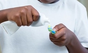 Quando aplicada ao dente e exposta aos minerais da saliva, a proteína forma uma estrutura cristalina altamente organizada, semelhante ao esmalte natural.