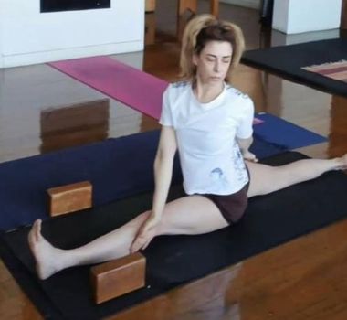 Imagem - Fernanda Torres surpreende com flexibilidade em aula de yoga: 'Alongando a sexta-feira'