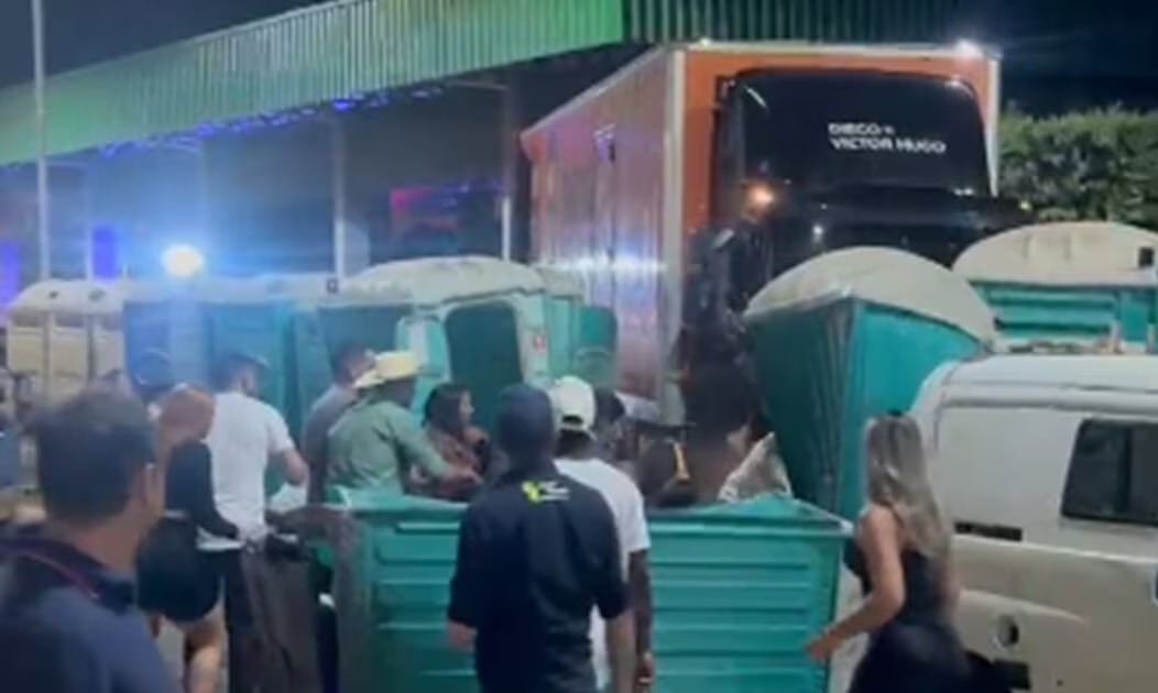 Carreta de dupla sertaneja invade evento em Goiás.