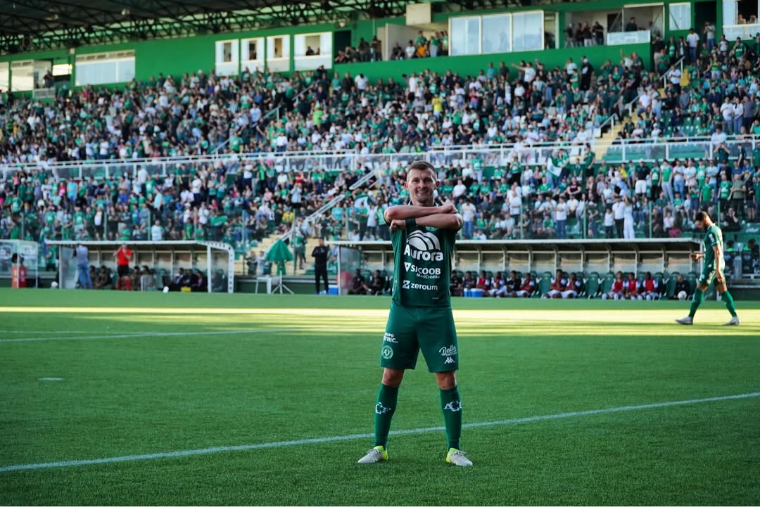 Chape fez um gol em cada tempo de jogo -